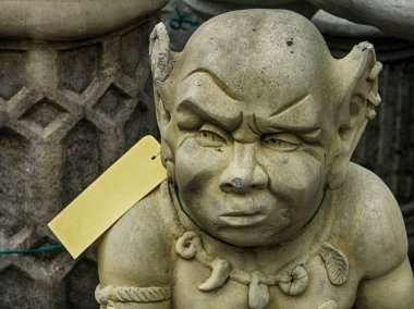 Küçük ork taştan heykeli