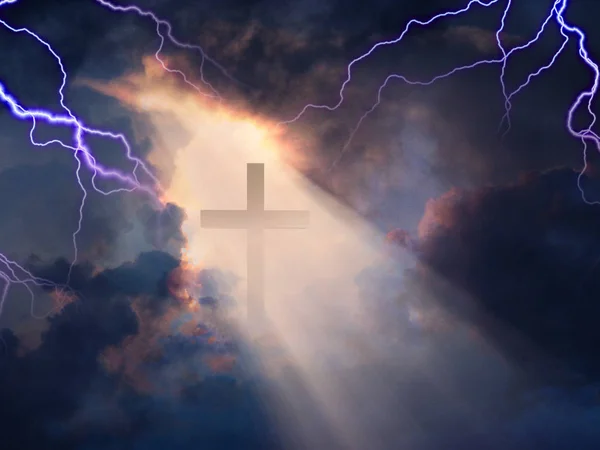 Lightning Stikes While Cross Revealed Sunlight Streaming — Stock Photo, Image