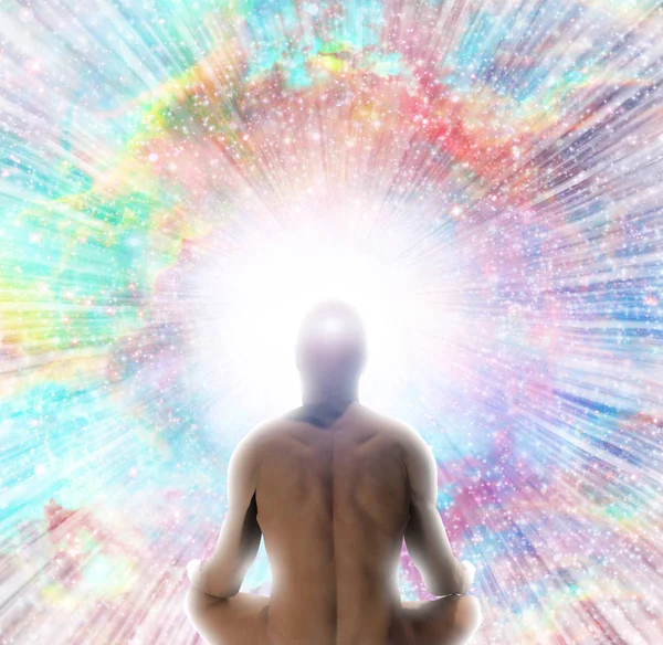 Lotus pozisyonundaki adam sonsuz boşlukların önünde oturur..