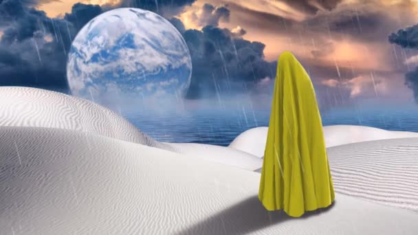 Figura mística coberta por pano amarelo. Planeta refletido no oceano infinito — Vídeo de Stock