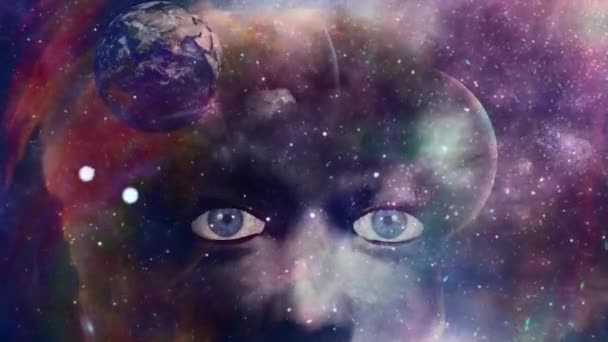 Cara de mujer en espacio colorido. Planeta giratorio Tierra — Vídeo de stock