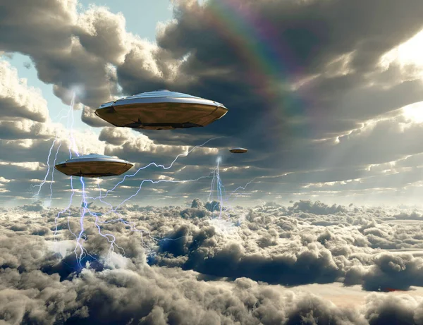 Latające statki kosmiczne na pochmurnym niebie — Zdjęcie stockowe