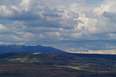 Bulutlu yaz manzarası