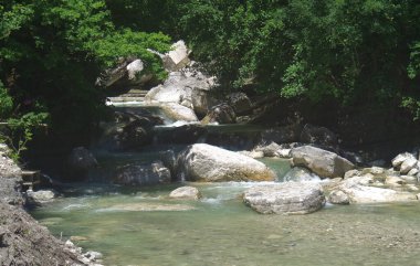 Güneşle aydınlanan dağ nehri