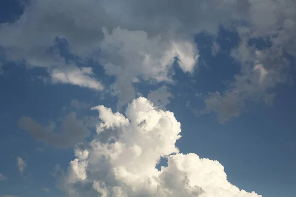 青い空に浮かぶ明るい積雲 — ストック写真
