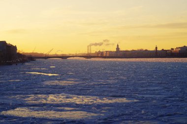 Saray Köprüsü ve Donmuş Neva Nehri.