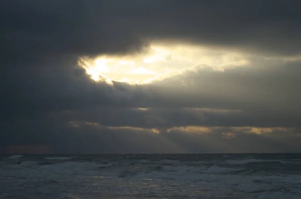 Prachtige Zeegezicht Met Een Storm Bij Zonsondergang — Stockfoto
