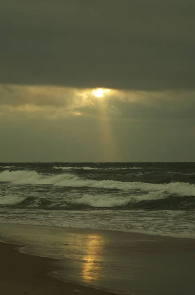 Prachtige Zeegezicht Met Een Storm Bij Zonsondergang — Stockfoto