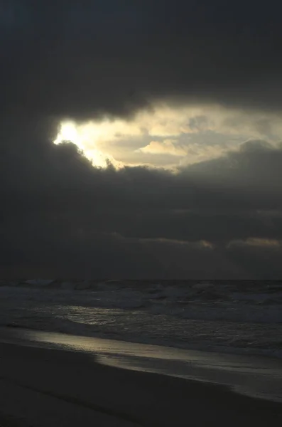 Prachtige Zeegezicht Met Een Storm Bij Zonsondergang — Stockfoto