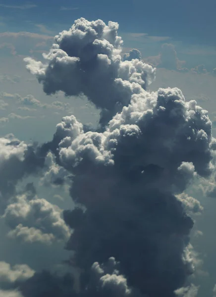 積雲を背景にした劇的な雲景 — ストック写真