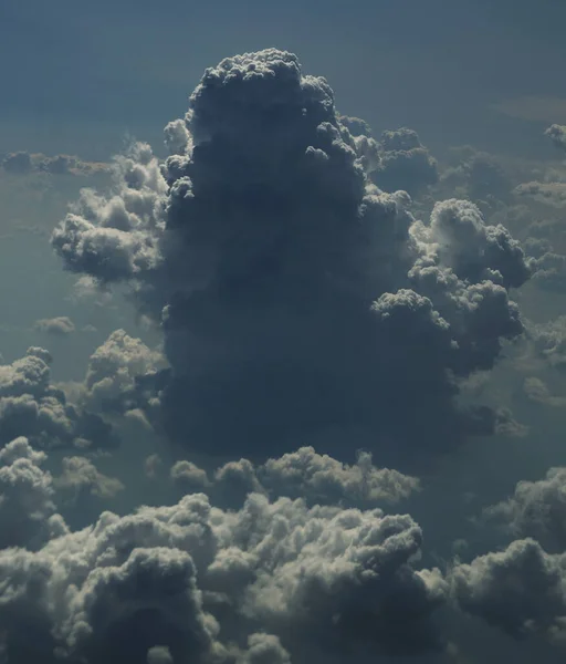 積雲を背景にした劇的な雲景 — ストック写真