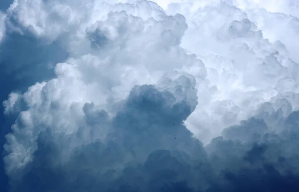 青空を背景に嵐の雲 — ストック写真