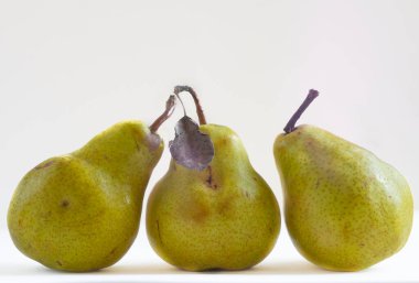 Beyaz sırtüstü üç armut.