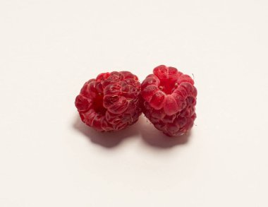 Beyaz arka planda izole ahududu, yakın plan