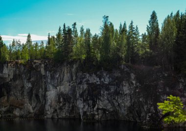 Ruskeala Parkı 'ndaki göl.