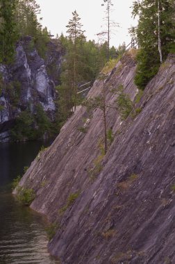 Ruskeala mermer ocağında göl