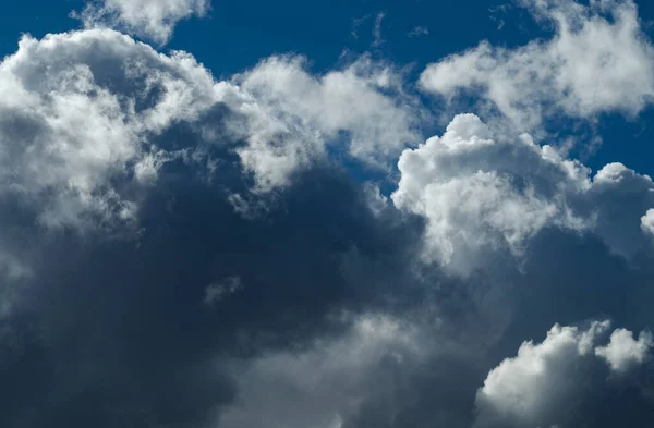 青空に積乱雲 — ストック写真