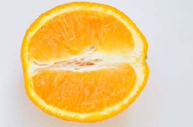 Beyaz arkaplanda izole edilmiş turuncu dilim