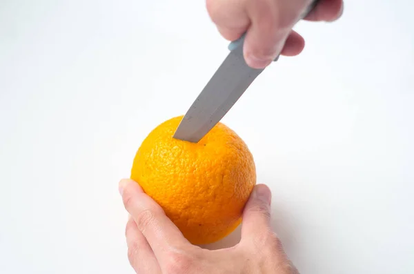 Mãos Mulher Cortam Uma Laranja Com Uma Faca — Fotografia de Stock