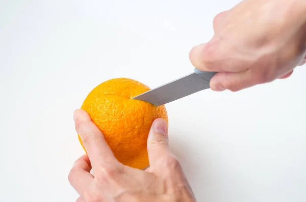 Frauenhände Schneiden Mit Messer Eine Orange — Stockfoto