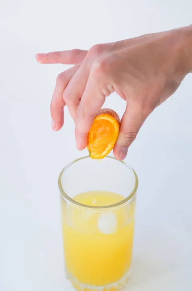 Hand Van Vrouw Perst Het Sap Van Sinaasappel Een Glas — Stockfoto