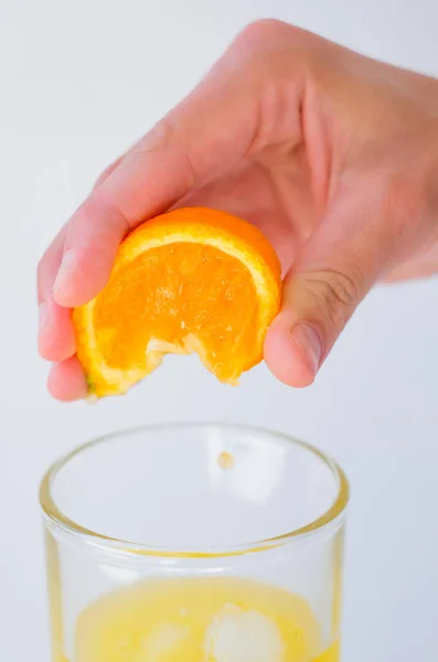 Hand Van Vrouw Perst Het Sap Van Sinaasappel Een Glas — Stockfoto