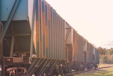 Eski Tahıl Asansörünün Yanında Tren