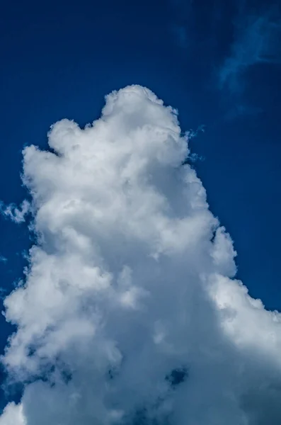 青い空に白い積雲の形成 — ストック写真