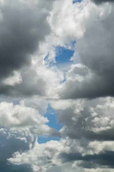 青空を背景に嵐の雲 — ストック写真