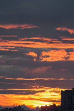 Fırtına bulutlarıyla şehrin üzerinde gün batımı