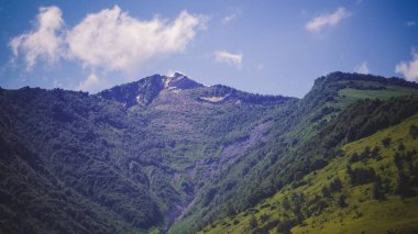 Yaz dağları yeşil çimenler ve mavi gökyüzü manzarası