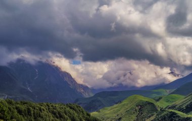 Yaz dağları yeşil çimenler ve mavi gökyüzü manzarası