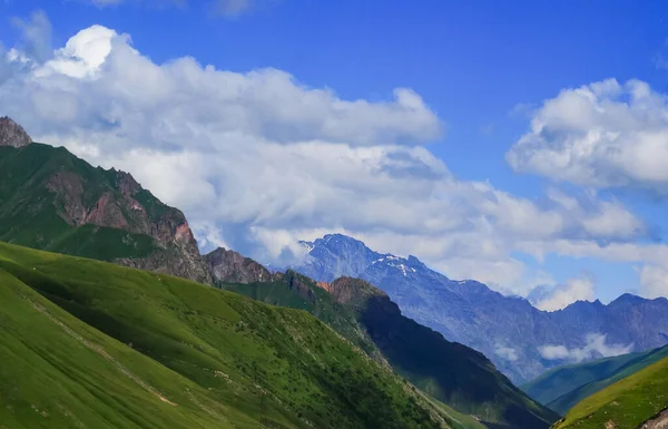 Yaz dağları yeşil çimenler ve mavi gökyüzü manzarası
