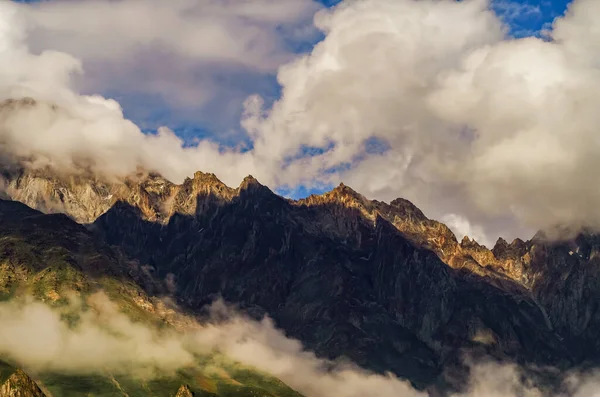 Verano Montañas Hierba Verde Cielo Azul Paisaje — Foto de Stock