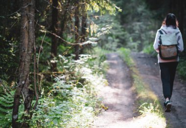 Genç Aktif Kadın Yolculuğu sırasında Ormanı Keşfediyor