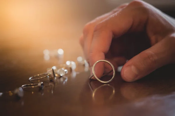 Vrouw Kiest Probeert Nieuwe Ringen — Stockfoto