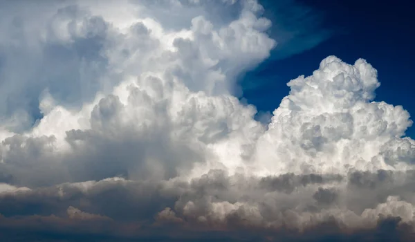 サンクトペテルブルクの雷雨の前の積雲 — ストック写真