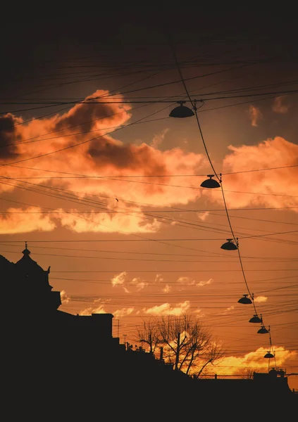 Zonsondergang Achtergrond Van Een Donkere Stad Met Lantaarns — Stockfoto