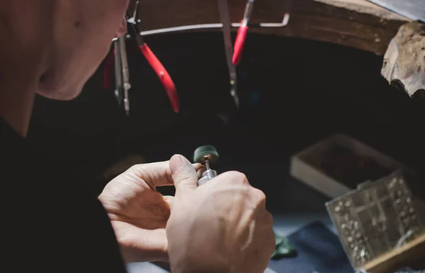 Goldschmiedin Fertigt Ihrer Werkstatt Mit Werkzeug Einen Ring Nahaufnahme Der — Stockfoto