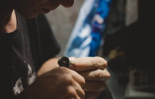 Goldsmith Haciendo Anillo Taller Usando Herramientas Primer Plano Las Manos —  Fotos de Stock