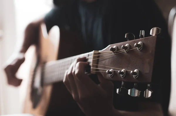 Дівчина Грає Гітарі Кімнаті — стокове фото