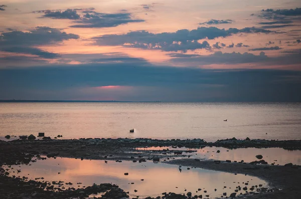 夏の日没時にフィンランド湾の砂岩の海岸 — ストック写真