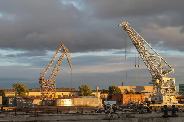 Rusya 'da sonbaharda gün batımında tersaneler..
