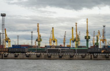 Liman, gün batımında kargo gemileri boşaltılıyor.