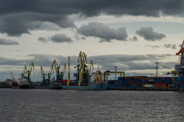 Seehafen Entladen Von Frachtschiffen Bei Sonnenuntergang — Stockfoto