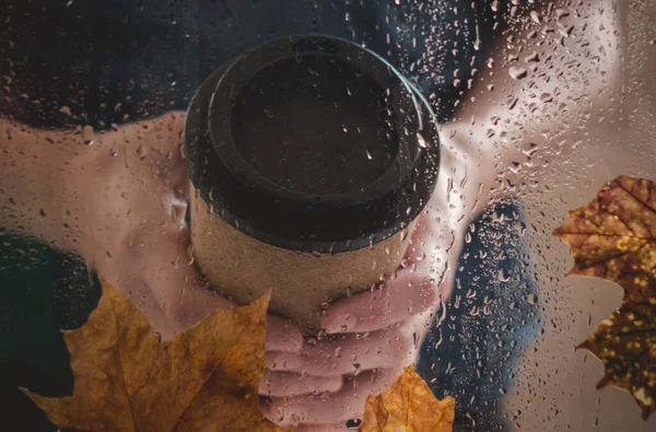 雨の日にコーヒーを楽しむ 雨の日のコーヒー時間 濡れたガラス窓と熱いカフェイン飲料のカップ 秋の気分 — ストック写真