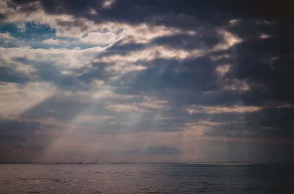 Zonnestralen Schijnen Door Wolken Bij Zonsopgang Zee Achtergrond — Stockfoto