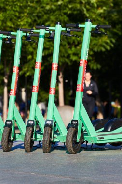 Madrid, İspanya - 27 Mayıs 2020: Bir parkın girişinde elektrikli scooter kiralama