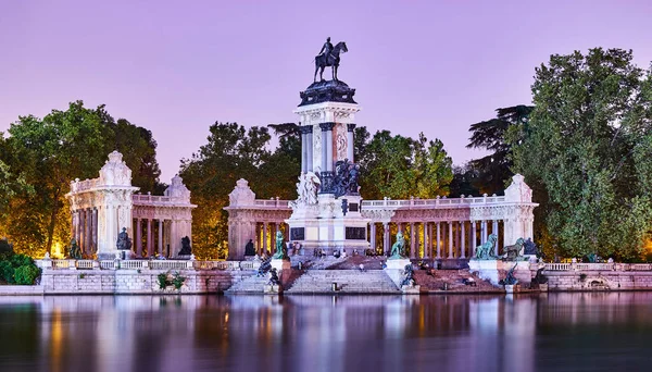 Памятник Альфонсо Xii Главном Пруду Парка Ретиро Мадрид Испания Длительная — стоковое фото