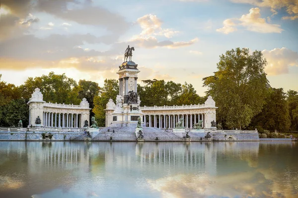 Amanece Primavera Monumento Alfonso Xii Estanque Principal Del Parque Del —  Fotos de Stock